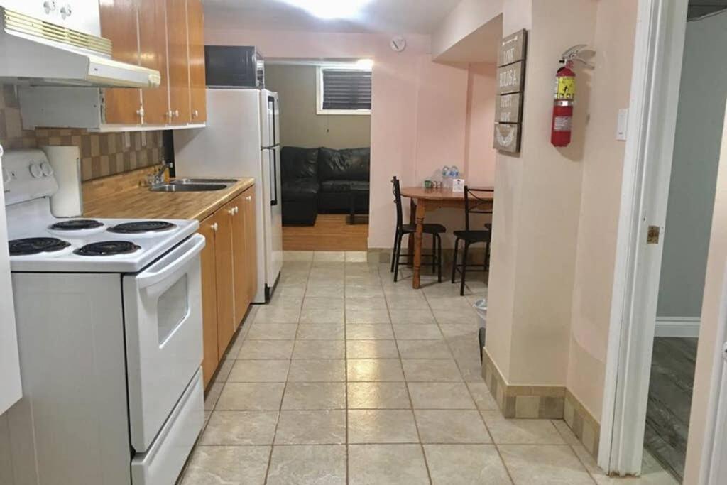 Private Bsmt With Sep. Entrance And Free Parking Apartment Toronto Exterior photo