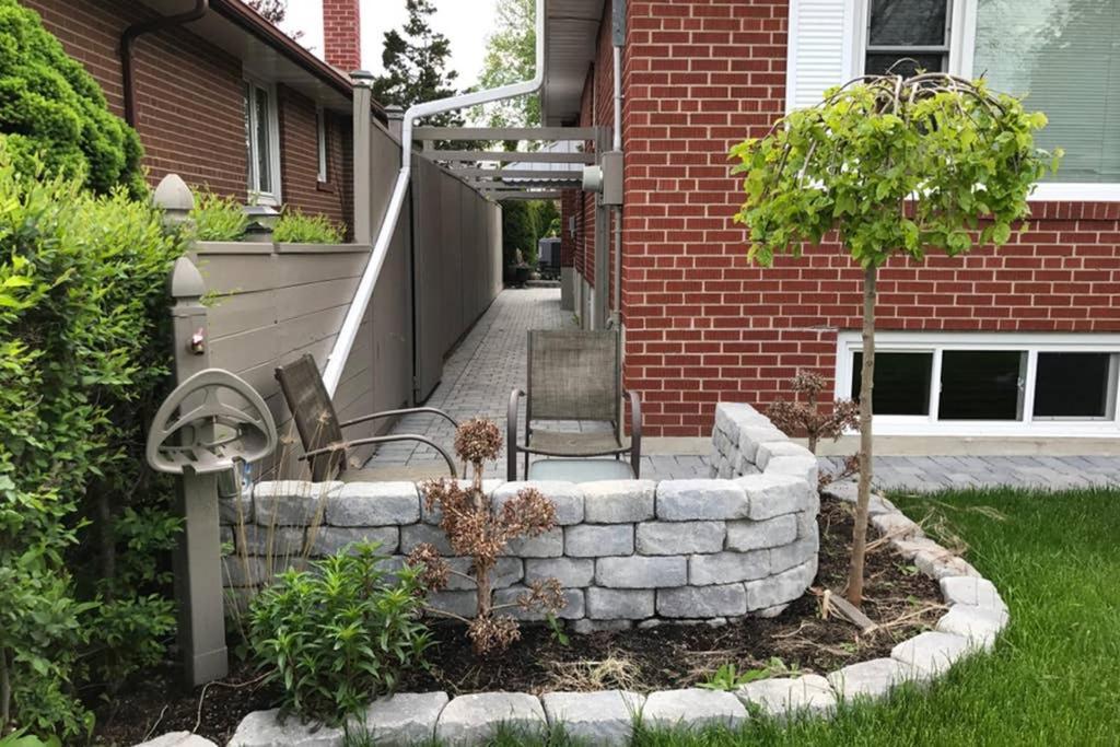 Private Bsmt With Sep. Entrance And Free Parking Apartment Toronto Exterior photo